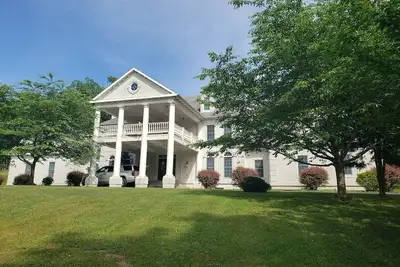 Image de Nouveau! Grand domaine colonial privé pour 24 personnes Piscine intérieure Foyer 14 lits 7. 5 ba