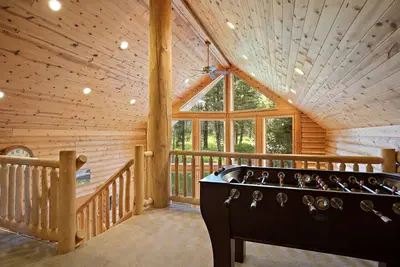 Image de Nouvelle location! Bain à remous, table de baby-foot, foyer, salle de cinéma intime! Wifi gratuit!