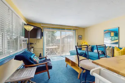 Image de Coloré, condo familial pr��s de l'océan et un intérieur rénové!