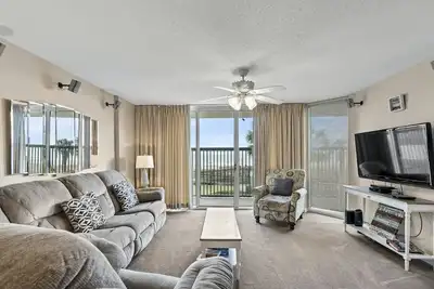 Image de Magnifique Condo 3 chambres en bord de mer, AshWorth 107!