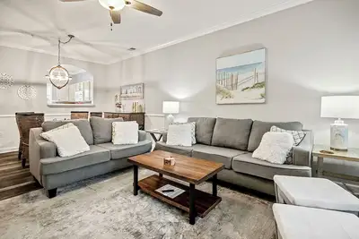 Image de 2 Br, 2 Ba, villa au 1er étage sur le trou 9 du parcours de golf normand à Barefoot Resort