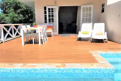 Sugar Fields Hoilday Home avec piscine privée.