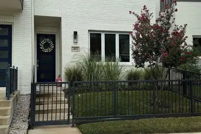 Image de Centre-ville de luxe Ft. Worth Town home Près de Montgomery Plaza