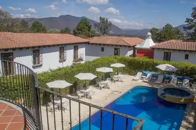 Image de Antigua Colonial Home entouré de volcans