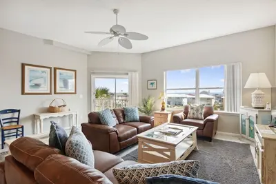 Image de Superbe condo avec vue sur l'océan et piscine en face de la plage!