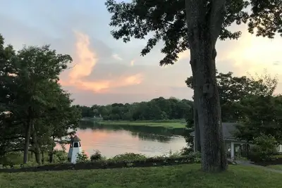 Image de Dramatic Waterfront Family Home directement sur la rivière Saugatuck à Westport, Ct