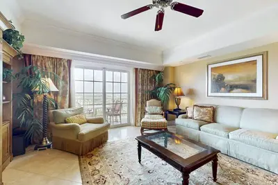 Image de Condo de luxe dans la station de réunion fermée exclusive avec des équipements de villégiature!