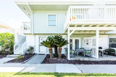 Image de Flamingo House - Nouvelle Liste - sortez par la porte du patio qui mène à la piscine!