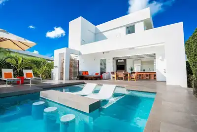 Image de Nouvelle villa, à 500 pieds de la plage de Long Bay - Bien plus qu'une villa, voyez pourquoi