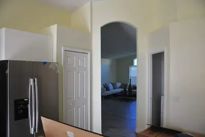 Image de 4 chambres 2 salles de bains pool house avec look contemporain