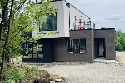Image de Mont Tremblant- Newly Built Home. Ski, Hike, Explore Nature, Private Hot Tub!