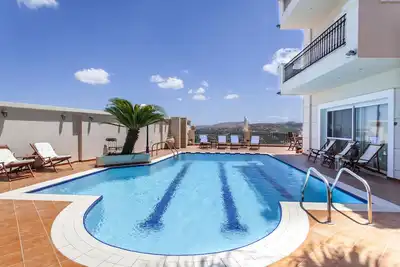 Image de Villa privée confortable et spacieuse avec piscine et environnement calme