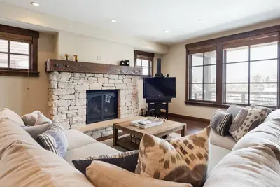 Image de Condo de luxe détendu avec bain à remous privé - télésiège sur place, service de navette en hiver, piscine chauffée