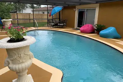 Image de Sun-Splashed 3 Br \/ 2 Ba Getaway w \/ piscine privée