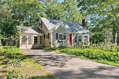 Image de Nouveau! Cape Cod House w / Grill + Yard - Conduire Ă la plage