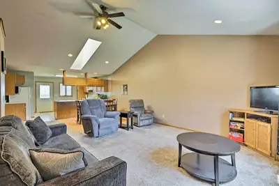 Image de Nouveau! Elwood Townhome w / Patio, Ă 7 km du lac Johnson
