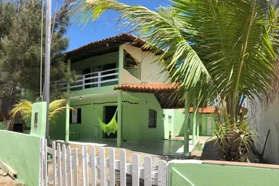 Image de Maison sur la fille de la plage de la poitrine, idéal pour la saison