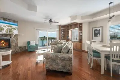 Image de Prix Bas AOÛT, Retour À L'ÉCOLE SPÉCIALE! Retraite Familiale Spacieuse ~ Grand 3 Chambres, Condo Avec Vue Sur La Plage Et L'Eau ~ À Pied Des Magasins, Commerces Et Restaurants ~