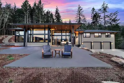 Image de Maison de luxe au saumon blanc «Pahto's Retreat» avec bain à remous