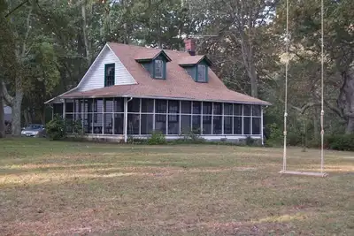 Image de Riverfront - Rustic Cottage - 3+ acres - Large plage privée