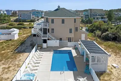 SeaClusion: Oceanside, piscine privée, bain à remous, salle de jeux, ascenseur, 180 pieds de la plage!