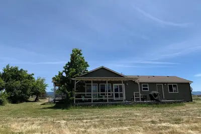 Image de Ferme sur le champ de foin, près de la ville