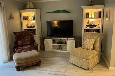 Image de Bienvenue dans notre maison. . . près de Pier, Village et Beach! 8 couchages!