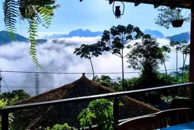 Maison rustique avec vue paradisiaque à la femme de pierre.