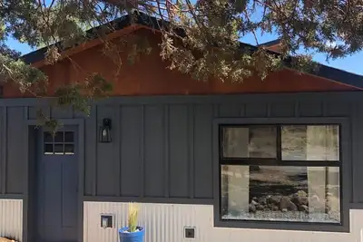 Image de Brand New Construction Guesthouse avec le mont Three Sisters Des vues