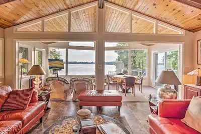Image de Nouveau! Jordan Home / Boat House & Dock sur le lac Cedar