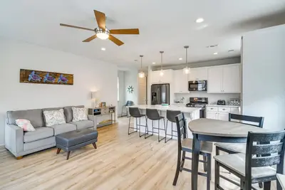 Image de Nouveau! Modern Waveland Home 5 pâtés de maisons à S Beach Blvd