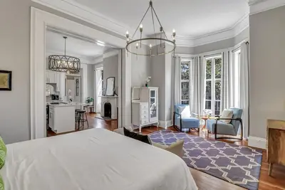 Image de Maison historique de luxe 1869 du maire pour 4 sur la place!