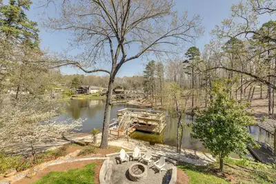 Image de Nouveau! Badin Lake Cabin avec quai et bateau à 2 étages!