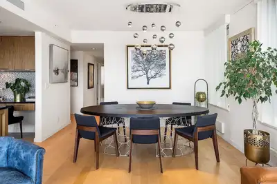 Image de Condo de luxe du centre-ville avec 3 chambres et parking voiture!