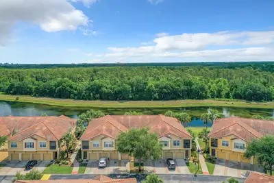 Image de 2 miles à Disney, 1808 pieds carrés 4br / 3ba Townhome, la station juste à côté de Walmart