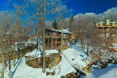 Image de 🏔❄️🏔❄️Creekside Cabin ❄️❄️❄️Ski In Ski Out❄️🏔❄️🏔