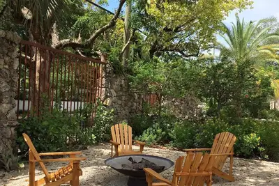 Image de Magnifiquement Nommé Cottage Niché Dans Le Quartier Upscale Grove