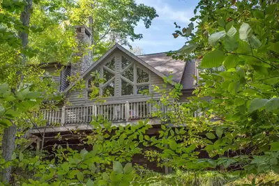 Image de Lake front home situé sur une petite crique avec un quai semi-privé