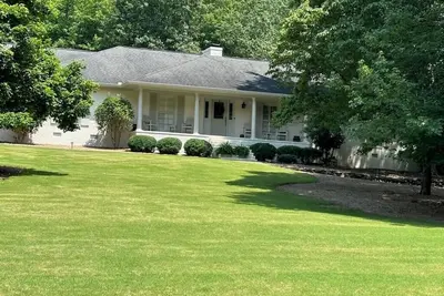 Image de Maison De 4 Chambres Avec Pavillon EXTÉRIEUR MEUBLÉ