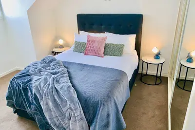 Image de Luxe 5 étoiles, maison neuve de 3 chambres à coucher, carte-cadeau de 20 $ pour le souper pour Bondi Pizza