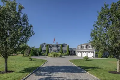 Image de Propriété spectaculaire sur la vigne de Martha! Parfait pour une escapade à Oak Bluffs w / piscine!