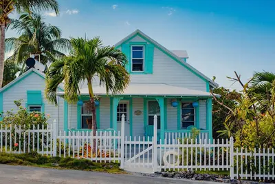 Image de Palm Cottage: 3 chambres, 1. 5 Bath Cottage Beach historique, à 2 min à pied de la plage!