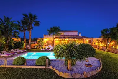 Image de Villa Melis - Cette villa comprend des jardins clos, un bain à remous et une table de ping-pong