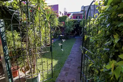 Image de un charmant appartement-loft chez le sculpteur avec vue sur le chemin de fer