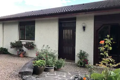 Image de Studio spacieux avec salle de bains, cuisine complète et entrée privée