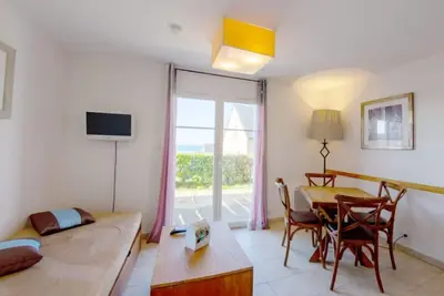 Image de Duplex proche de la plage | Piscine intérieure chauffée!