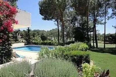 Image de Villa avec piscine privée chauffée située dans un domaine isolé de 0, 5 ha