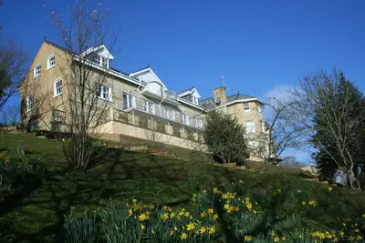 Image de The Priory - Appartement luxueux avec 2 chambres, grande terrasse, jardin et vue sur la mer