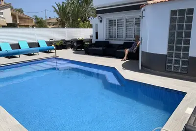 Image de Maison De Luxe À 4 Chambres Avec Piscine 7 X 4 D'Eau SALÉE CHAUFFÉE (Sans Chlore)