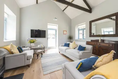 Image de Une belle grange isolée conversion avec un mobilier contemporain élégant